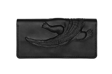 Beyaz arka plandaki düğmede büyük siyah deri cüzdan, timsah izi. Üst görünüm