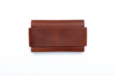 Beyaz arka plandaki düğmelerde küçük kahverengi deri cüzdan. Üst görünüm