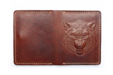 Beyaz arka plandaki düğmede kahverengi deri cüzdan, kurt izi. Üst görünüm