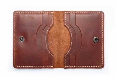 Beyaz arka plandaki düğmede kahverengi deri cüzdan, kurt izi. Üst görünüm