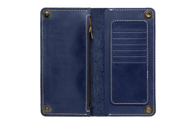 Beyaz arka plandaki düğmedeki büyük mavi deri cüzdan. Üst açık görünüm