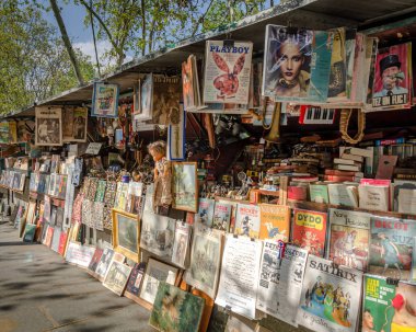 Paris, Fransa 'daki Seine Nehri boyunca geleneksel kitapçı dükkanları..