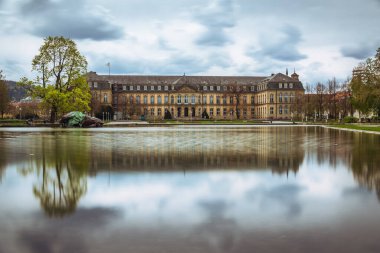 Neues Schloss Stuttgart, Barok Sarayı ve eski kraliyet konutu, şimdi devlet tarafından kullanılıyor..