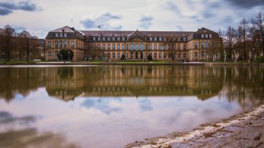 Neues Schloss Stuttgart, Barok Sarayı ve eski kraliyet konutu, şimdi devlet tarafından kullanılıyor..