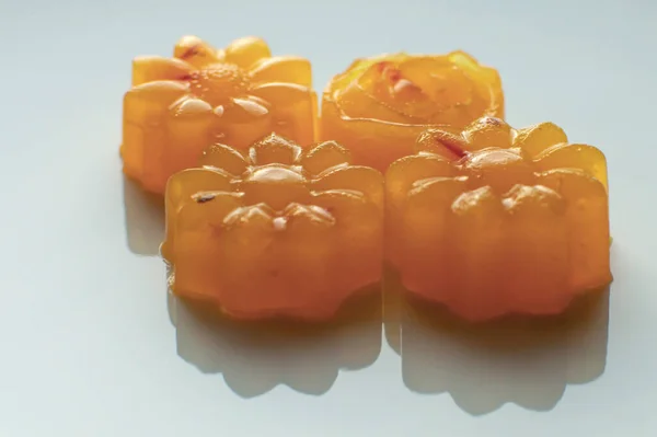 Крупный План Четырех Вегетарианских Апельсиновых Шафрановых Желе Форме Агара — стоковое фото
