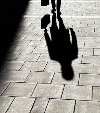 Güneşin altında yürüyen bir adamın gölgesi