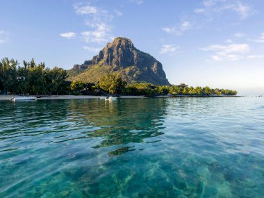 Mauritius 'taki Le Morne Brabant dağının tropik manzarası