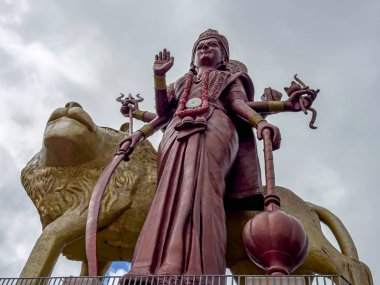 Mauritius 'taki Grad Bassin Ganga Talao dini mekanında Tanrıça Durga' nın dev heykeli.