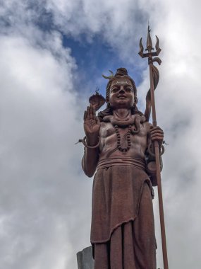 Mauritius 'taki Grand Bassin dini bölgesinde Ganga Talao Gölü' nde Lord Shiva 'nın dev heykeli görülüyor.