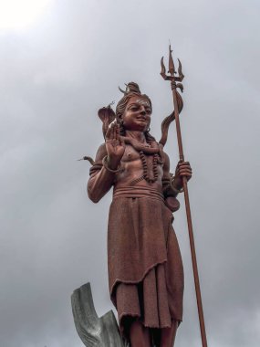 Mauritius 'taki Grand Bassin dini bölgesinde Ganga Talao Gölü' nde Lord Shiva 'nın dev heykeli görülüyor.