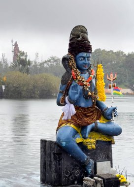 Mauritius 'taki Grand Bassin dini bölgesinde Ganga Talao Gölü' nde Lord Shiva 'nın dev heykeli görülüyor.