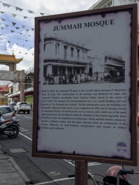 5 Ağustos 2023, Port Louis, Mauritius - Çin Mahallesi kapısının yanındaki ünlü Jummah Camii 'nin önündeki bilgilendirme kurulu