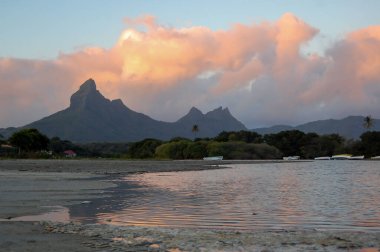 Günbatımında muhteşem bulutlar Rempart dağının üzerinde Tamarin sahilinde, Mauritius