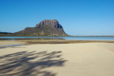 Le Morne Brabant dağı Ile aux Benitier adasından görüldü.