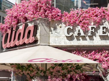 Ağustos, 2024. Viyana, Avusturya. Stephansplatz 'daki ünlü Aida Cafe' nin girişi.. 