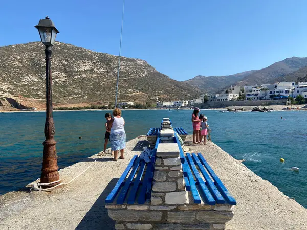 7 Ağustos 2021 - Naxos, Yunanistan - Yerel halk köy rıhtımında günün tadını çıkarıyor.