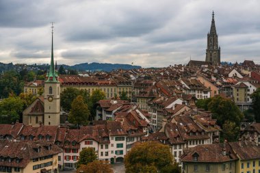 Eski İsviçre 'nin kırmızı tuğlalı çatıları. İsviçre 'deki şehir manzarası şehir merkezindeki panoramik manzara. Eski tuğla binalar, İsviçre Bern 'de evler. Mimari eski tuğla binalar.