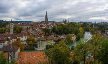 Eski İsviçre 'nin kırmızı tuğlalı çatıları. İsviçre 'deki şehir manzarası şehir merkezindeki panoramik manzara. Eski tuğla binalar, İsviçre Bern 'de evler. Mimari eski tuğla binalar.