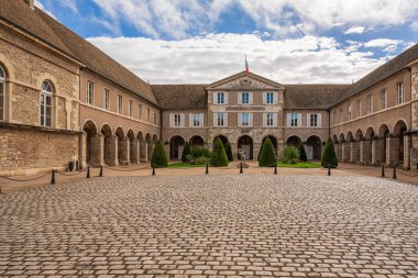 Küçük Beaune kasabasının belediye binası, eski bir bina ve bir teras meydanı. Burgundy, Beaune, Fransa - Ekim 2022