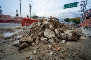 Medellin, Antioquia, Kolombiya - 2 Haziran 2022: Orange Barriers and Pile on a Construction Site by Road Lane