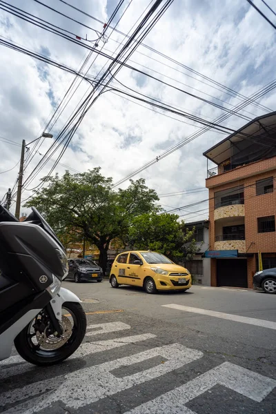 Medellin Antioquia Colombia Juni 2022 Gul Taxibil Gatan Vid Tegelbyggnad — Stockfoto
