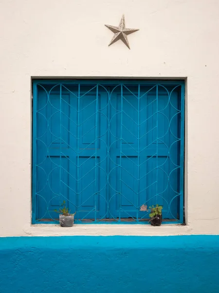 Ventana Azul Con Una Estrella Parte Superior Fondo Blanco Característica — Foto de Stock