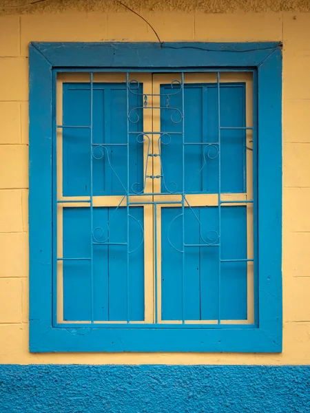 Błękitne Okno Żółtym Tle Charakterystyka Miasta Jerico Antioquia Kolumbia — Zdjęcie stockowe