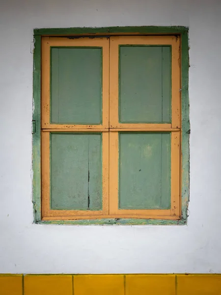 Fenêtre Verte Jaune Fond Blanc Caractéristique Ville Jerico Antioquia Colombie — Photo