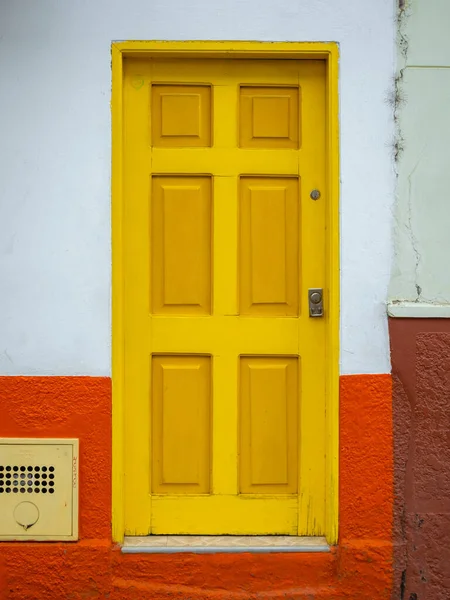 Porte Jaune Sur Fond Blanc Orange Caractéristique Ville Jerico Antioquia — Photo