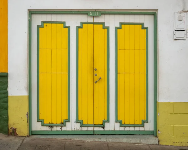 Puerta Verde Amarilla Fondo Blanco Característica Del Pueblo Jerico Antioquia — Foto de Stock