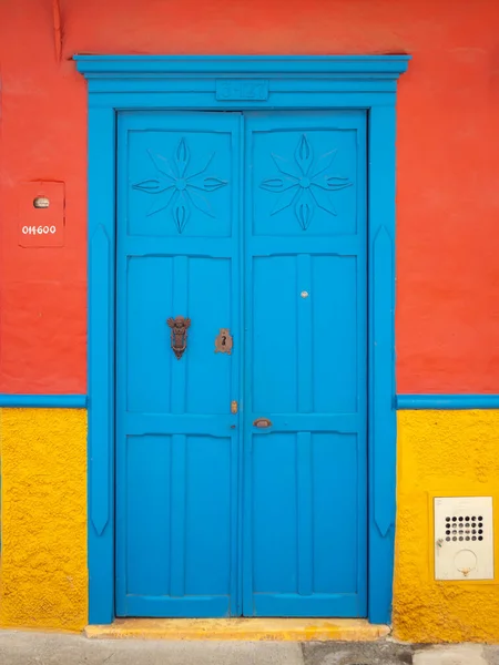 Puerta Azul Fondo Naranja Amarillo Característica Ciudad Jerico Antioquia Colombia — Foto de Stock