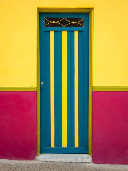 Puerta Azul Con Rayas Amarillas Sobre Fondo Rosa Amarillo Característica — Foto de Stock