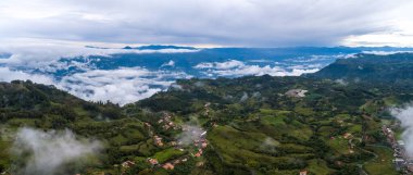 Jerico Kırsal Arazi Koloni Çiftlikleri ve Bulutlu Gökyüzüne Karşı Yeşil Çayırlar