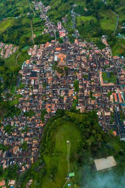 Jerico Sömürge Evleri ve Yeşil Çayırlar ve Tepedeki İsa Heykeli Tepeden Bakış
