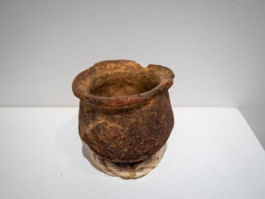 Antropoloji ve Sanat Müzesi 'nde Beyaz Arkaplan Üzerine Arkeolojik Seramik