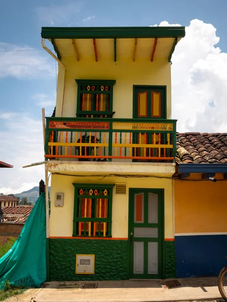 Weißes Kleines Haus Kolonialstil Mit Grün Bemalten Holztüren Und Fenstern — Stockfoto