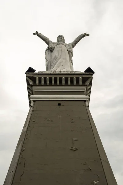 Estatua Blanca Alta Jesucristo Cima Una Colina Contra Cielo Azul — Foto de Stock