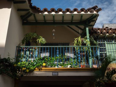 İspanyol Sömürge Mimarisi Biçimli Balkon ve Bir sürü Bitkili Çatı