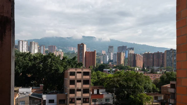 Medellin Cityscape Την Ημέρα Κατά Των Πράσινων Βουνών — Φωτογραφία Αρχείου