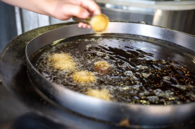 Cihaz Düşüren Altın Falafel ile Yakın plan Kaynama Yağıyla Dolu Büyük Tavada Kızartma