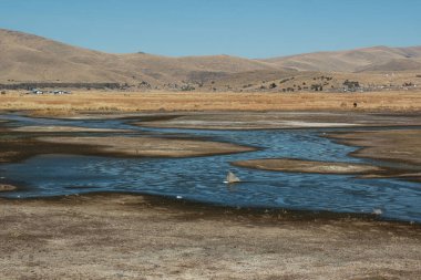 Çöldeki Titicaca Gölü 'nden gelen yoldaki su kaynakları.