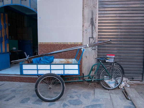 Triciclo Estacionado Com Carrinho Mão Frente Dele Para Transportar Coisas — Fotografia de Stock
