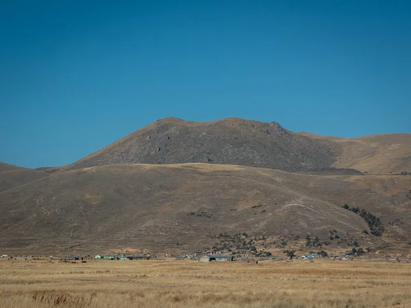 Горы Центре Сухой Желтой Почвы Противовес Чистому Голубому Небу — стоковое фото