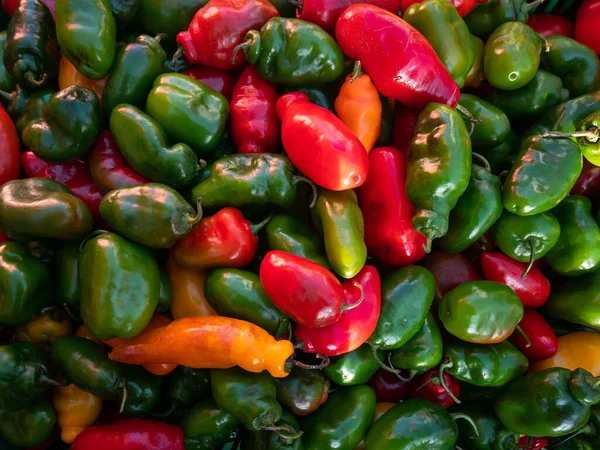 Pile Του Πράσινου Κόκκινο Και Πορτοκαλί Πιπεριές Στην Αγορά Του Royalty Free Φωτογραφίες Αρχείου