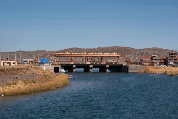 Γέφυρα Που Συνδέει Τις Χώρες Του Περού Και Της Βολιβίας Εικόνα Αρχείου