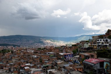 Comuna 13 Turistik Sanatsal Şehir Etkinliği Bulutlu Bir Gün 'de Kültürel Tarihi Mahalle