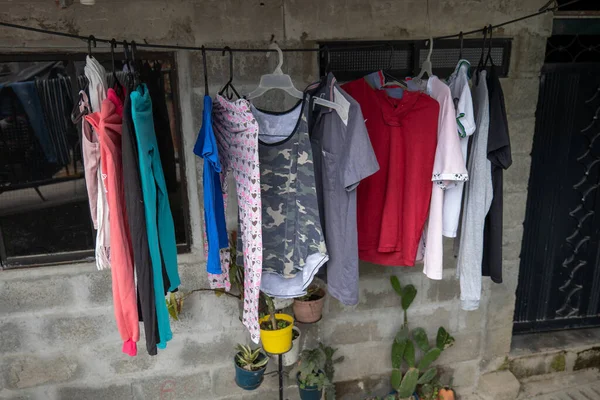 Ρούχα Που Κρέμονται Και Στεγνώνουν Από Τον Ήλιο Πάνω Ένα Royalty Free Εικόνες Αρχείου