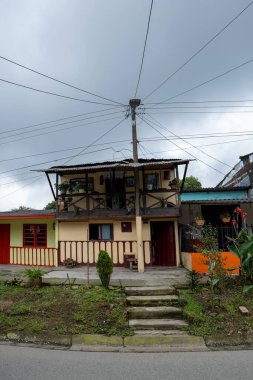 Küçük Sarı Koloni Evi 'nin Önündeki Metal Kutup Farklı Taraflara Dağıtılmış Bir sürü Kablo