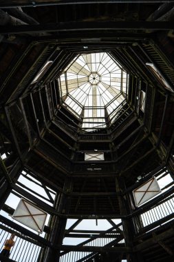 Çok katlı ahşap bir yapıda, Simetrik Dikdörtgen şekilli cam çatı