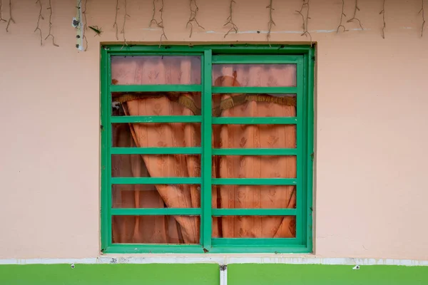 Fenêtre Verte Avec Rideau Orange Intérieur Fond Orange Clair Caractéristique — Photo